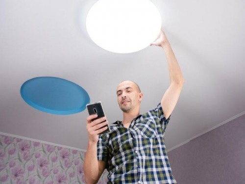 Energie van Vandaag Man installeert ledlamp - Energie van Vandaag Man installeert ledlamp