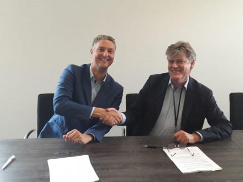 Overeenkomst - Elze Meijering (r), Directeur Energiewacht, en Jan Jaap Blüm, Directeur BAM Energy Systems, tekenen de samenwerkingsovereenkomst voor de duur van 4 jaar. Overeenkomst
