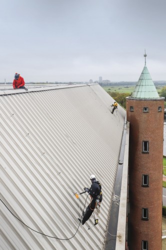 Eurosafe Solutions zorgt middels Rope Access klimtechnieken voor de plaatsing van de zonnepanelen. Eurosafe Solutions is specialist in veilig werken op hoogte. Vanuit vestigingen in Nederland, Engeland, Duitsland en België leveren zij betrouwbare systemen en oplossingen voor werken op hoogte en in besloten ruimtes. www.eurosafesolutions.nl
