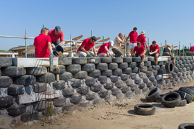 VELUX vrijwilligers aan het werk 280px.jpg