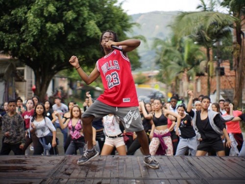 colombia-crazy-dance-stage-and-crowd-640x480 colombia-crazy-dance-stage-and-crowd-640x480