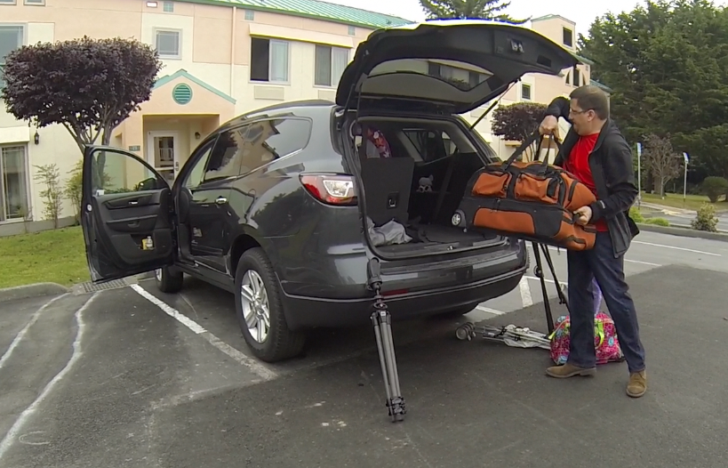 Papiblogger Manny Ruiz packing the car for a road trip