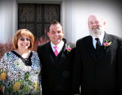 jeremyjoneswithparents.jpg jeremyjoneswithparents.jpg