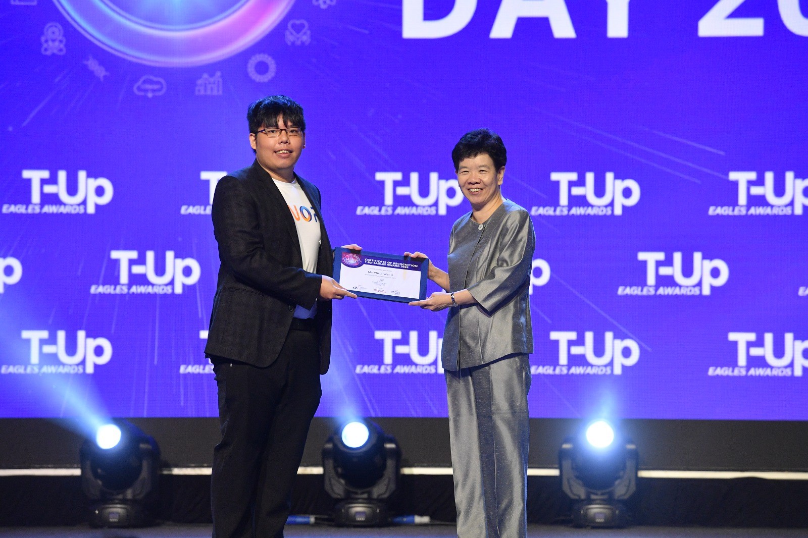 Wei Ji receiving award from Ms Chan Lai Fung, perm sec, National Research & Development Wei Ji receiving award from Ms Chan Lai Fung, perm sec, National Research & Development