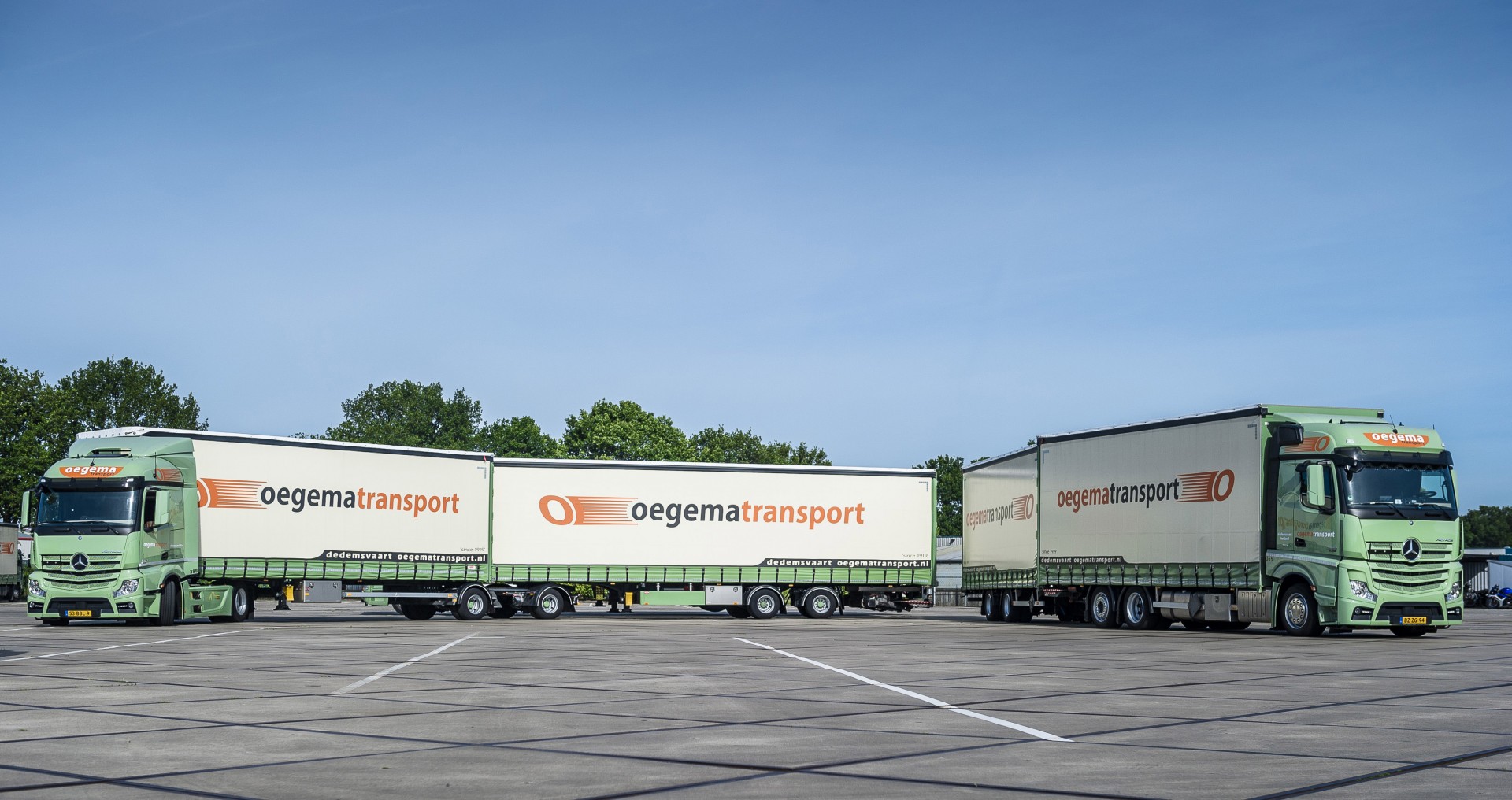 Oegema Transport uit Dedemsvaart is zeer te spreken over de nieuwe Mercedes-Benz Actros met Euro 6-motor. Sinds de introductie van de truck heeft het bedrijf 25 nieuwe Actros vrachtwagens aangeschaft in uiteenlopende configuraties, schotelhoogtes en cabinevarianten. Twee daarvan werden ingezet als LZV. Als voornaamste redenen om voor de Mercedes-Benz Actros te kiezen noemt het bedrijf het lage brandstofverbruik van de trucks. Oegema Transport uit Dedemsvaart is zeer te spreken over de nieuwe Mercedes-Benz Actros met Euro 6-motor. Sinds de introductie van de truck heeft het bedrijf 25 nieuwe Actros vrachtwagens aangeschaft in uiteenlopende configuraties, schotelhoogtes en cabinevarianten. Twee daarvan werden ingezet als LZV. Als voornaamste redenen om voor de Mercedes-Benz Actros te kiezen noemt het bedrijf het lage brandstofverbruik van de trucks.