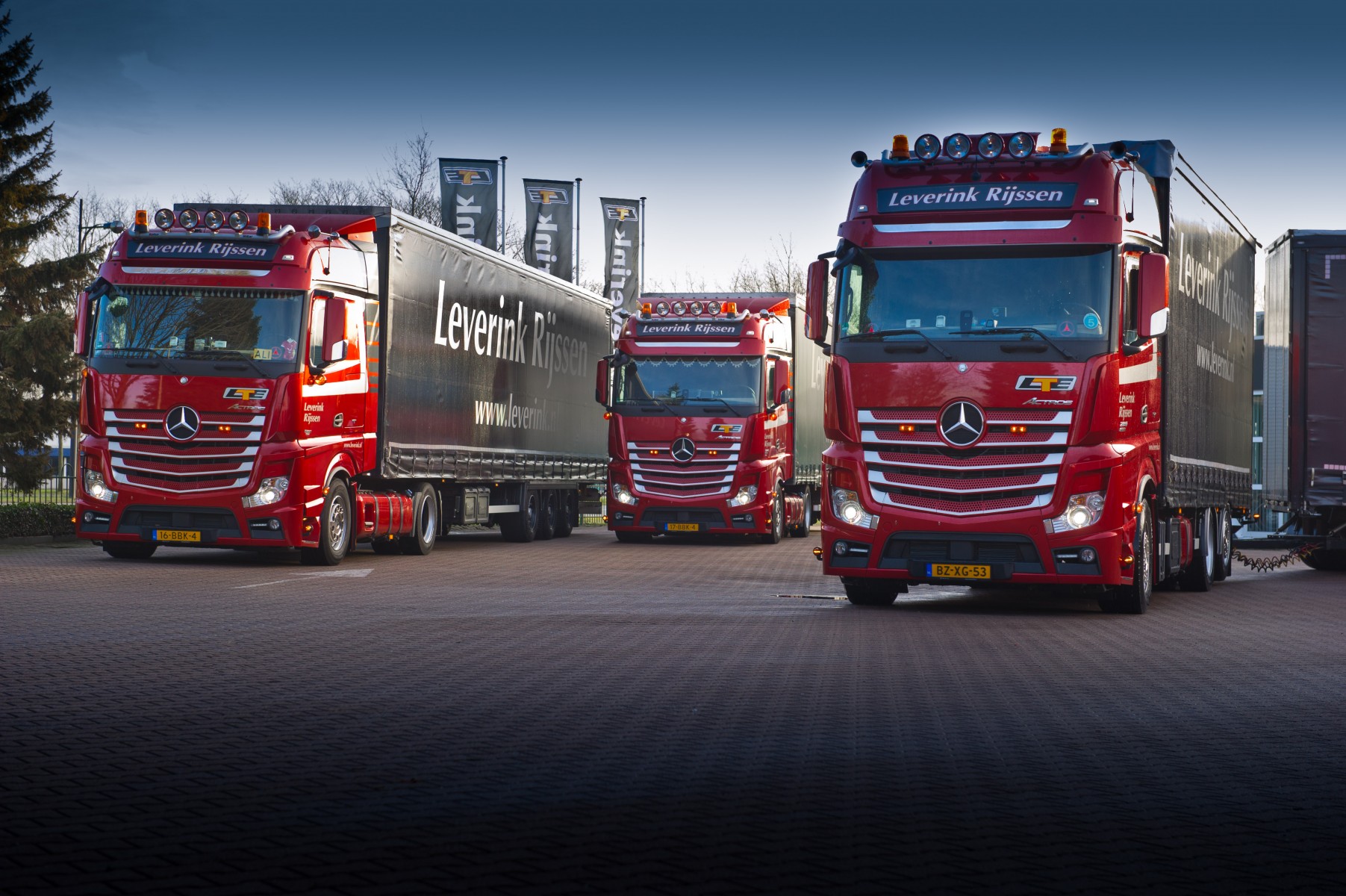 Vorig jaar maakte Mercedes-Benz zijn debuut in het 47 trekkende eenheden tellende wagenpark van Leverink Transport. Vanwege de positieve ervaring met het brandstofverbruik en de uitstraling van de trucks staat er inmiddels een vierde Mercedes-Benz Actros klaar voor aflevering bij Mercedes-Benz dealer Baan Twente. Vorig jaar maakte Mercedes-Benz zijn debuut in het 47 trekkende eenheden tellende wagenpark van Leverink Transport. Vanwege de positieve ervaring met het brandstofverbruik en de uitstraling van de trucks staat er inmiddels een vierde Mercedes-Benz Actros klaar voor aflevering bij Mercedes-Benz dealer Baan Twente.