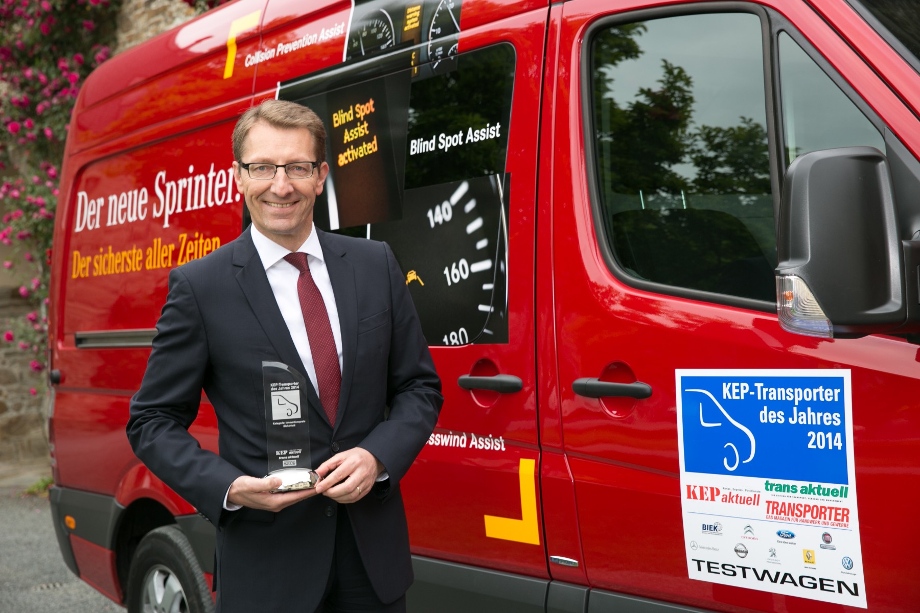 De Mercedes-Benz Sprinter 316 CDI en Vito 113 CDI zijn door een vakjury uit de Duitse koeriers-, expresse- en postbranche (KEP) uitgeroepen tot 'KEP Van of the Year 2014'. Daarnaast werd de exclusief door Mercedes-Benz aangeboden zijwindassistent in de categorie 'Veiligheid' onderscheiden met de innovatieprijs. De Mercedes-Benz Sprinter 316 CDI en Vito 113 CDI zijn door een vakjury uit de Duitse koeriers-, expresse- en postbranche (KEP) uitgeroepen tot 'KEP Van of the Year 2014'. Daarnaast werd de exclusief door Mercedes-Benz aangeboden zijwindassistent in de categorie 'Veiligheid' onderscheiden met de innovatieprijs.
