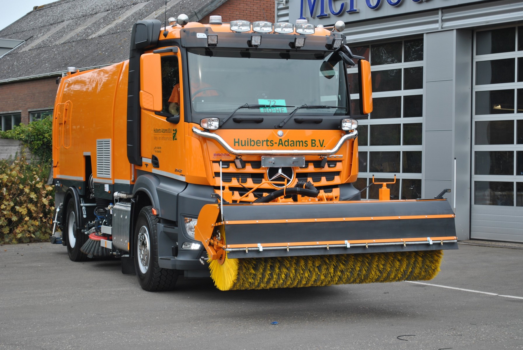 Van Campen Ecotechniek BV uit Leusden leverde recent een BROCK wegdekreiniger aan Huiberts-Adams uit Broek op Langedijk. De wegdekreiniger is door BROCK Kehrtechnik GmbH op maat gemaakt en opgebouwd op een Mercedes-Benz Arocs chassis. Kenmerkend voor de Arocs wegdekreiniger is de zeer lage emissie vanwege de schone Euro 6-motor en de hydrostatische aandrijving van de opbouw. Van Campen Ecotechniek BV uit Leusden leverde recent een BROCK wegdekreiniger aan Huiberts-Adams uit Broek op Langedijk. De wegdekreiniger is door BROCK Kehrtechnik GmbH op maat gemaakt en opgebouwd op een Mercedes-Benz Arocs chassis. Kenmerkend voor de Arocs wegdekreiniger is de zeer lage emissie vanwege de schone Euro 6-motor en de hydrostatische aandrijving van de opbouw.