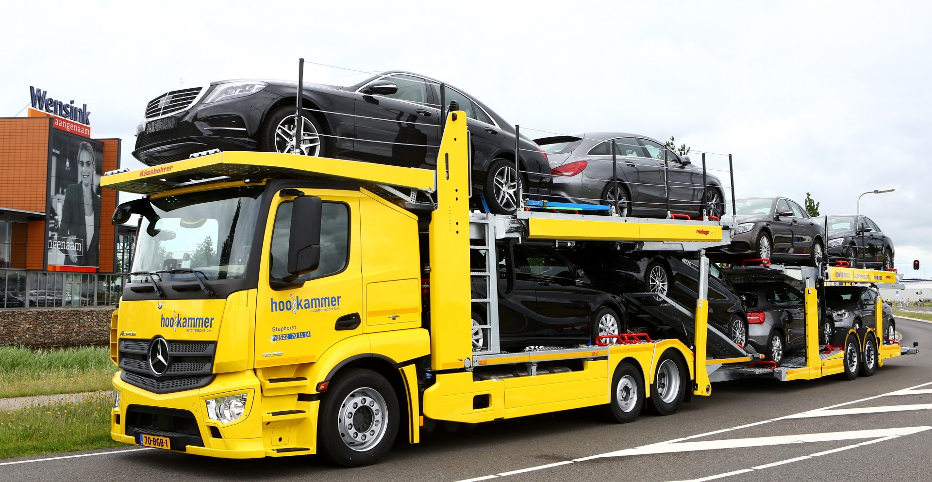 Hooikammer berging en autotransport uit Staphorst nam recentelijk een door Kässbohrer in Oosterijk volledig nieuw opgebouwde Mercedes-Benz Actros autotransporter in gebruik. De Actros wordt hoofdzakelijk ingezet voor nationaal autotransport. Hooikammer koos wederom voor Mercedes-Benz omdat de Actros 1836 L, vanwege de chassis- en cabinehoogte, uitermate geschikt is voor deze inzet. Hooikammer berging en autotransport uit Staphorst nam recentelijk een door Kässbohrer in Oosterijk volledig nieuw opgebouwde Mercedes-Benz Actros autotransporter in gebruik. De Actros wordt hoofdzakelijk ingezet voor nationaal autotransport. Hooikammer koos wederom voor Mercedes-Benz omdat de Actros 1836 L, vanwege de chassis- en cabinehoogte, uitermate geschikt is voor deze inzet.