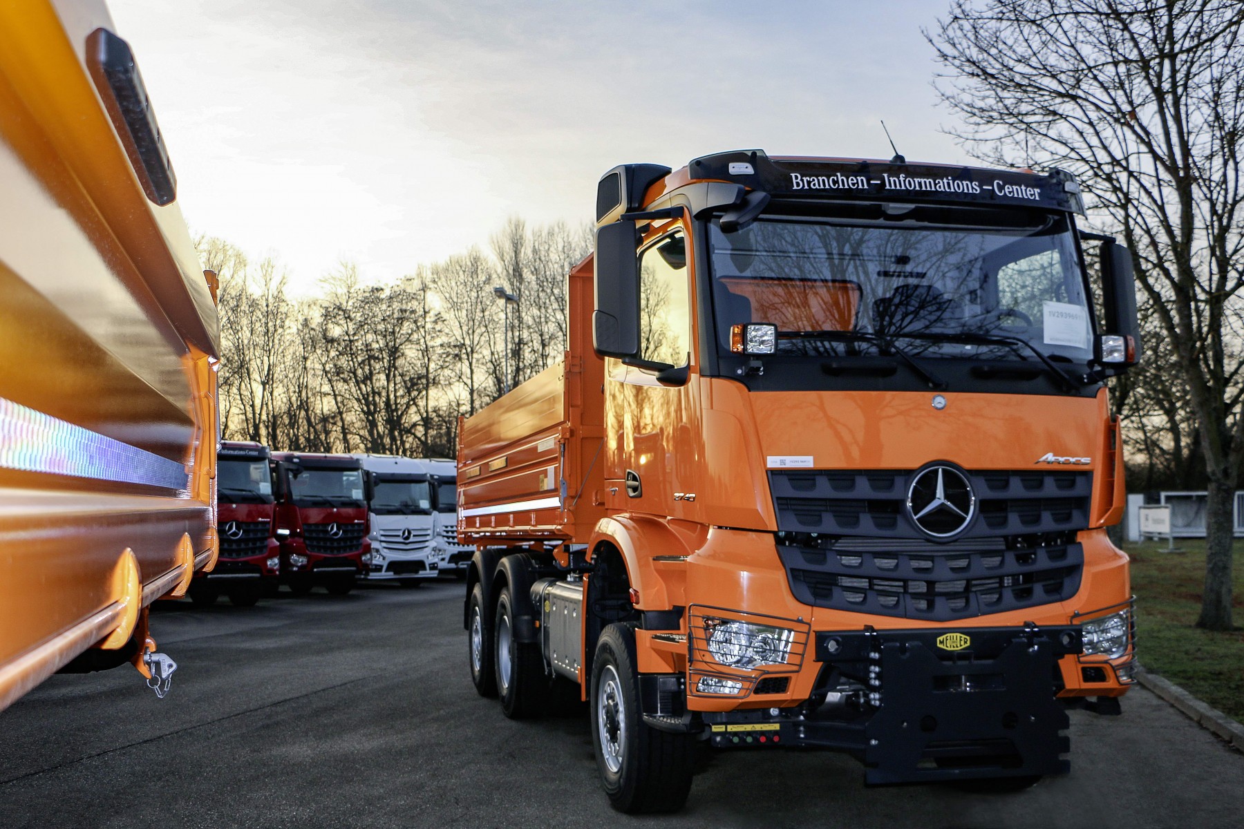 Mercedes-Benz Trucks geeft per direct de toepassing vrij van de alternatieve brandstof Hydrotreated Vegetable Oil (HVO). HVO is een biodieselbrandstof die wordt gewonnen uit oude vetten, oude spijsoliën en oliën uit voedingsgewassen. De grondstof voor HVO is uitkomstig uit gecontroleerde en gecertificeerde aanbouw en daarom geen concurrentie voor de levensmiddelenproductie. Bij de vrijgave vanaf februari 2016 gaat het om de motorvarianten van de zescilinder lijnmotoren Mercedes-Benz OM 470, OM 471 (eerste generatie) en OM 936, alsmede de viercilinder lijnmotor OM 934 met uitlaatgasnorm Euro VI. De motoren zijn standaard gemaakt voor de nieuwe HVO-brandstof. Mercedes-Benz Trucks geeft per direct de toepassing vrij van de alternatieve brandstof Hydrotreated Vegetable Oil (HVO). HVO is een biodieselbrandstof die wordt gewonnen uit oude vetten, oude spijsoliën en oliën uit voedingsgewassen. De grondstof voor HVO is uitkomstig uit gecontroleerde en gecertificeerde aanbouw en daarom geen concurrentie voor de levensmiddelenproductie. Bij de vrijgave vanaf februari 2016 gaat het om de motorvarianten van de zescilinder lijnmotoren Mercedes-Benz OM 470, OM 471 (eerste generatie) en OM 936, alsmede de viercilinder lijnmotor OM 934 met uitlaatgasnorm Euro VI. De motoren zijn standaard gemaakt voor de nieuwe HVO-brandstof.