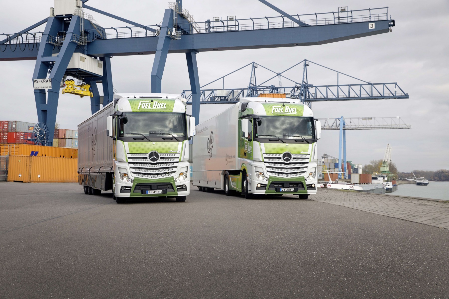 De Mercedes-Benz Fuel Duel, welke zijn zijn oorsprong vindt in Nederland, is inmiddels in vele Europese landen een groot succes. Er zijn ruim 2.000 Fuel Duels in 22 landen verreden en er werd zo’n 9,5 miljoen kilometer afgelegd. In ruim 90 % van de gevallen bleek de Mercedes-Benz Actros minder brandstof te verbruiken dan de andere trucks in het wagenpark. De Mercedes-Benz Fuel Duel, welke zijn zijn oorsprong vindt in Nederland, is inmiddels in vele Europese landen een groot succes. Er zijn ruim 2.000 Fuel Duels in 22 landen verreden en er werd zo’n 9,5 miljoen kilometer afgelegd. In ruim 90 % van de gevallen bleek de Mercedes-Benz Actros minder brandstof te verbruiken dan de andere trucks in het wagenpark.