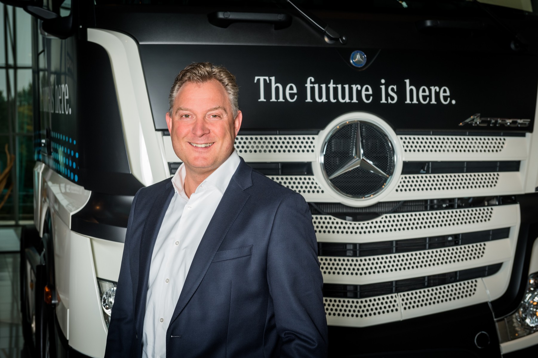 De heer Eric Brok (49 jr) is met ingang van 1 januari 2017 benoemd tot Managing Director Mercedes-Benz Trucks van Mercedes-Benz Nederland. In zijn nieuwe functie is hij verantwoordelijk voor alle verkoop, marketing en after sales activiteiten van Mercedes-Benz bedrijfswagens, Unimog en FUSO in Nederland. De heer Eric Brok (49 jr) is met ingang van 1 januari 2017 benoemd tot Managing Director Mercedes-Benz Trucks van Mercedes-Benz Nederland. In zijn nieuwe functie is hij verantwoordelijk voor alle verkoop, marketing en after sales activiteiten van Mercedes-Benz bedrijfswagens, Unimog en FUSO in Nederland.