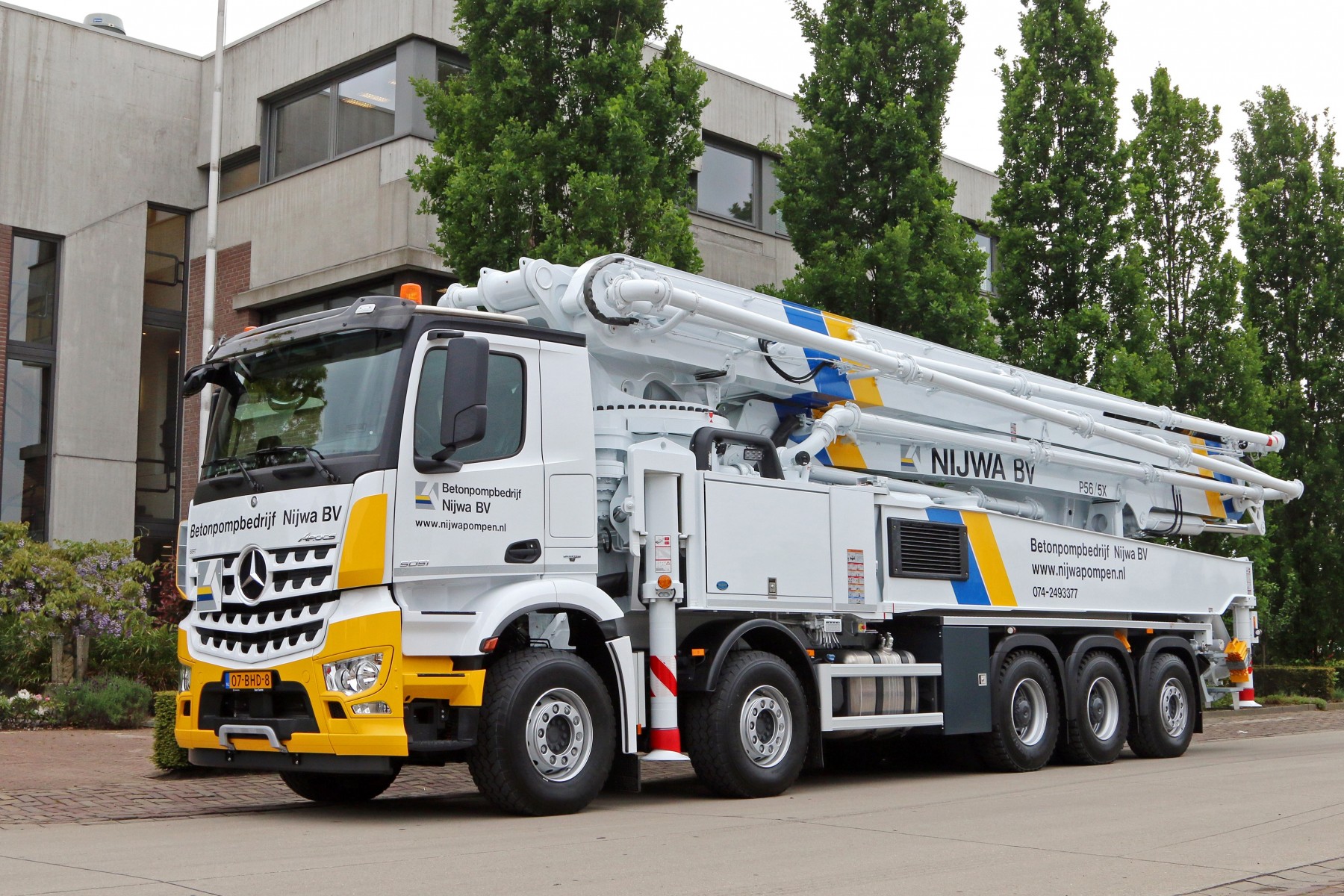 De eerder geleverde vijfasser met OM 471 motor heeft een Putzmeister autobetonpomp als opbouw welke is geleverd door Van der Spek Vianen B.V. De Arocs 5051 10x4 is zeer geschikt voor het zware werk. De 510 pk (375 kW) motor van de Arocs is krachtig genoeg om de autobetonpomp, met een reikhoogte 55,1 meter en een pompcapaciteit van 160 m³ per uur, aan te drijven. De eerder geleverde vijfasser met OM 471 motor heeft een Putzmeister autobetonpomp als opbouw welke is geleverd door Van der Spek Vianen B.V. De Arocs 5051 10x4 is zeer geschikt voor het zware werk. De 510 pk (375 kW) motor van de Arocs is krachtig genoeg om de autobetonpomp, met een reikhoogte 55,1 meter en een pompcapaciteit van 160 m³ per uur, aan te drijven.
