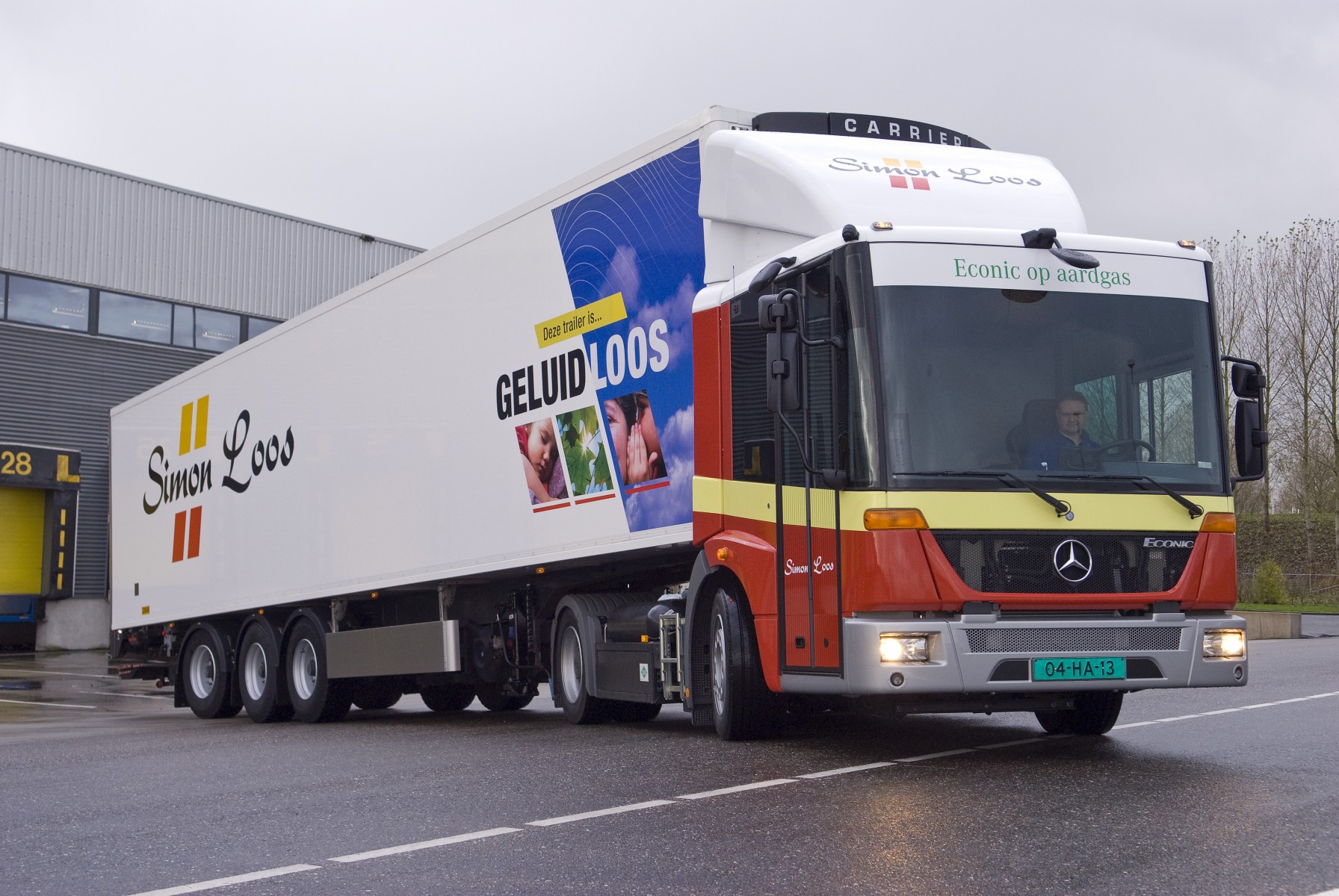 Logistiek dienstverlener Simon Loos uit Wognum heeft afgelopen week een eerste Mercedes-Benz Econic aardgastrekker in gebruik genomen. Deze Econic met aardgaskrachtbron is het resultaat van constructief overleg tussen Simon Loos en Albert Heijn met als uitgangspunt het terugdringen van de uitstoot en de geluidsoverlast van het dagelijkse transport. Ook Mercedes-Benz leverde dankzij de fabrieksoplossingen een waardevolle bijdrage. Logistiek dienstverlener Simon Loos uit Wognum heeft afgelopen week een eerste Mercedes-Benz Econic aardgastrekker in gebruik genomen. Deze Econic met aardgaskrachtbron is het resultaat van constructief overleg tussen Simon Loos en Albert Heijn met als uitgangspunt het terugdringen van de uitstoot en de geluidsoverlast van het dagelijkse transport. Ook Mercedes-Benz leverde dankzij de fabrieksoplossingen een waardevolle bijdrage.