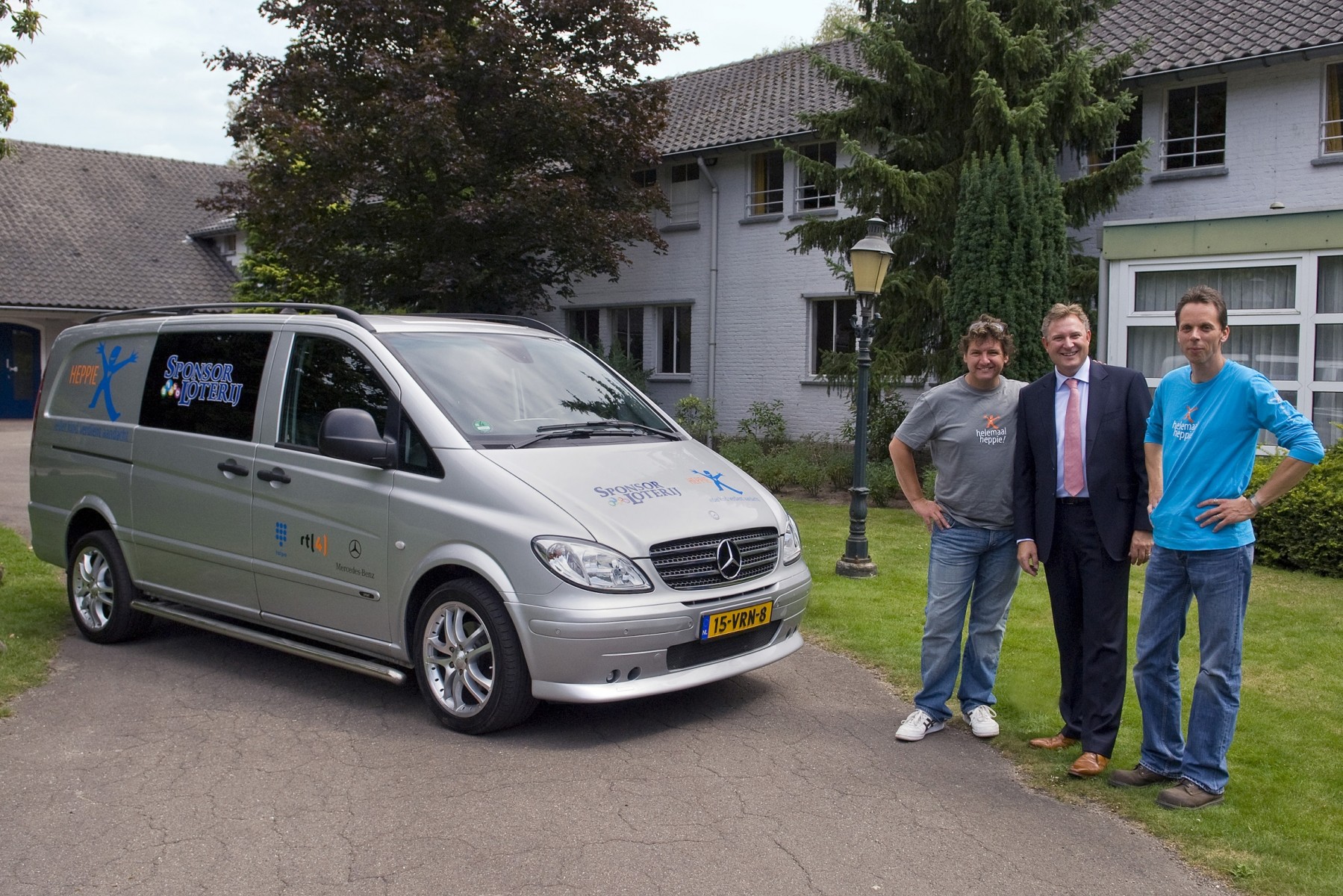 Afgelopen week overhandigde Eric Brok, verkoopdirecteur bestelwagens Mercedes-Benz Nederland, de sleutels van een Vito dubbelcabine aan Stichting Heppie. Met deze gulle gift is ook mobiliteit voor Hotel Heppie gegarandeerd. Het RTL 4 programma ‘De Frogers: Helemaal Heppie’ staat compleet in het teken van het realiseren van een accommodatie van Stichting Heppie om kinderkampen te organiseren. Eerder stelde Mercedes-Benz Nederland al een Sprinter Compleet voor de stichting beschikbaar.( Van links naar rechts ) René Froger, Eric Brok van Mercedes-Benz en voorzitter Stichting Heppie, René van de Camp. Afgelopen week overhandigde Eric Brok, verkoopdirecteur bestelwagens Mercedes-Benz Nederland, de sleutels van een Vito dubbelcabine aan Stichting Heppie. Met deze gulle gift is ook mobiliteit voor Hotel Heppie gegarandeerd. Het RTL 4 programma ‘De Frogers: Helemaal Heppie’ staat compleet in het teken van het realiseren van een accommodatie van Stichting Heppie om kinderkampen te organiseren. Eerder stelde Mercedes-Benz Nederland al een Sprinter Compleet voor de stichting beschikbaar.( Van links naar rechts ) René Froger, Eric Brok van Mercedes-Benz en voorzitter Stichting Heppie, René van de Camp.