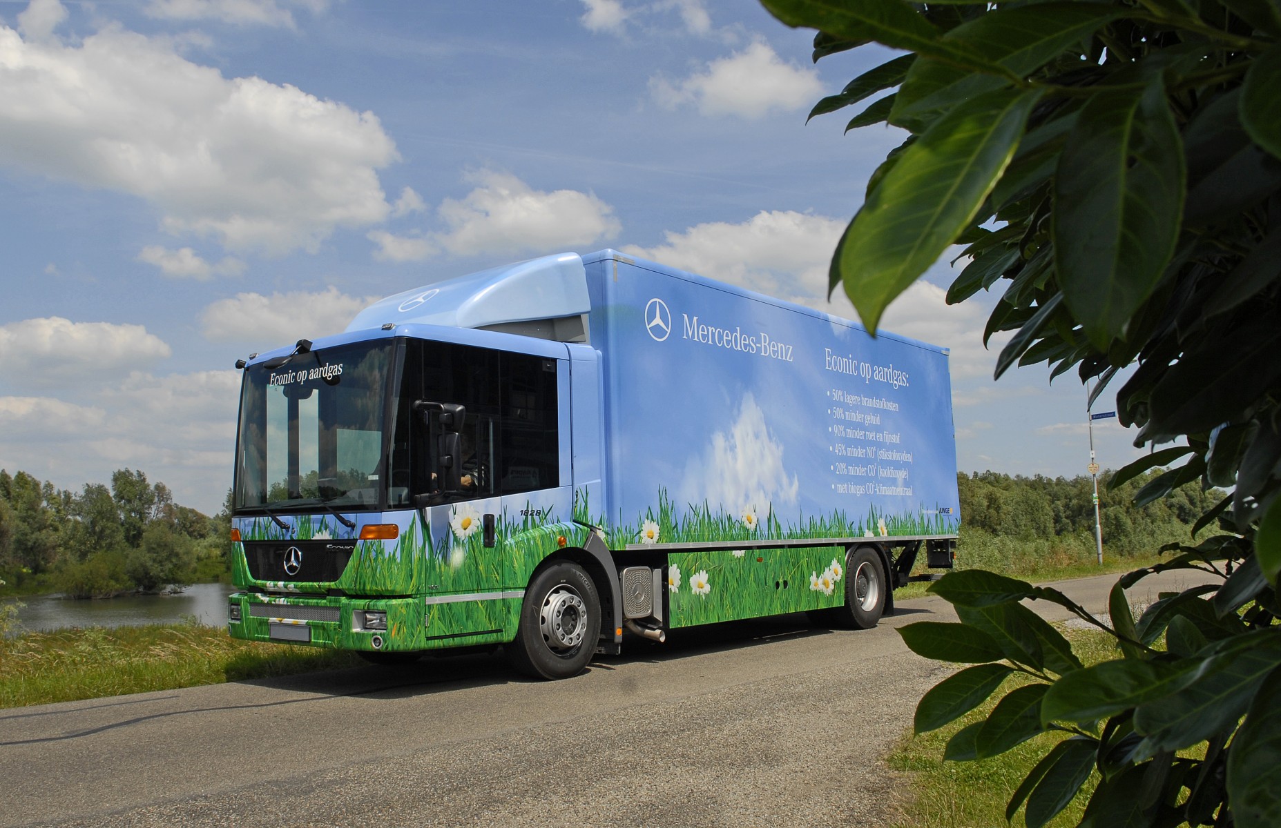 Op vrijdag 13 mei aanstaande zal Mercedes-Benz Nederland Bedrijfswagens deelnemen aan de ecomobiel Bedrijfswagen Rally. De unieke gelegenheid voor u om een reeks duurzame bedrijfsvoertuigen door het prachtige Brabantse landschap te zien rijden. Niet alleen Mercedes-Benz Nederland Bedrijfswagens neemt deel aan het evenement, maar ook een groot aantal andere zakelijke vervoerders. Op vrijdag 13 mei aanstaande zal Mercedes-Benz Nederland Bedrijfswagens deelnemen aan de ecomobiel Bedrijfswagen Rally. De unieke gelegenheid voor u om een reeks duurzame bedrijfsvoertuigen door het prachtige Brabantse landschap te zien rijden. Niet alleen Mercedes-Benz Nederland Bedrijfswagens neemt deel aan het evenement, maar ook een groot aantal andere zakelijke vervoerders.