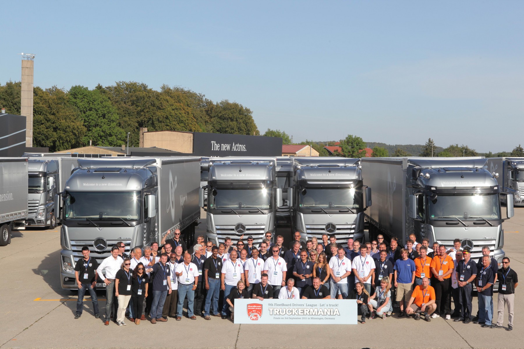 De spanning was te snijden tijdens de finale van de 9e FleetBoard Driver's League. In het Duitse Münsingen leverden 25 truckchauffeurs uit dertien landen de ultieme strijd om de titel. Uiteindelijk kon Karsten Krüger van DOEGO Fruchthandel uit Duitsland dit jaar de overwinning op zijn naam schrijven, op de voet gevolgd door Dawied Walczak van Smeets Beheer B.V., die overall als tweede eindigde. De spanning was te snijden tijdens de finale van de 9e FleetBoard Driver's League. In het Duitse Münsingen leverden 25 truckchauffeurs uit dertien landen de ultieme strijd om de titel. Uiteindelijk kon Karsten Krüger van DOEGO Fruchthandel uit Duitsland dit jaar de overwinning op zijn naam schrijven, op de voet gevolgd door Dawied Walczak van Smeets Beheer B.V., die overall als tweede eindigde.