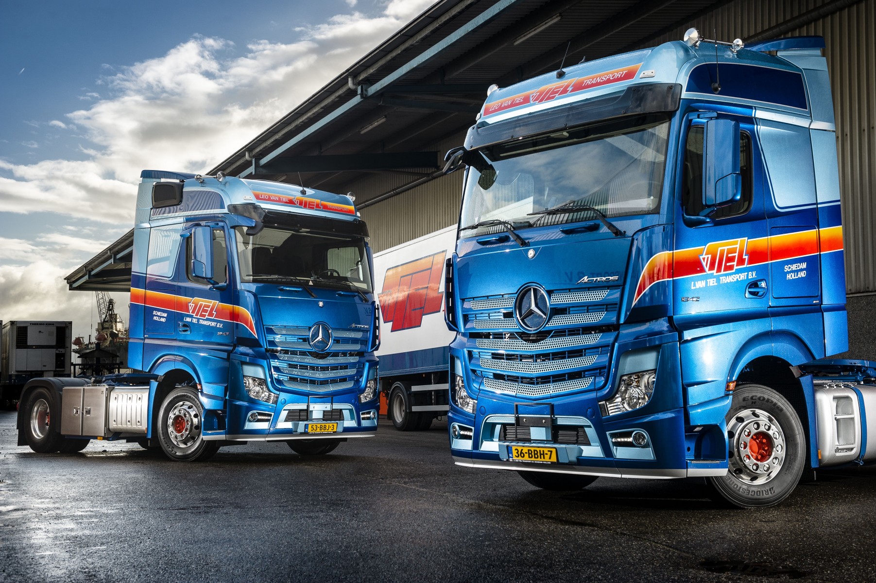 L. van Tiel Transport b.v. uit Schiedam nam in december twee nieuwe Mercedes-Benz Actros trucks in gebruik. Positieve ervaringen met het Mercedes-Benz zuinigheidsoffensief FuelDuel en vertrouwen in de kwaliteit van de nieuwe Actros deden het bedrijf overgaan tot aanschaf. Het zijn de eerste twee Mercedes-Benz trucks in het wagenpark van de transporteur. L. van Tiel Transport b.v. uit Schiedam nam in december twee nieuwe Mercedes-Benz Actros trucks in gebruik. Positieve ervaringen met het Mercedes-Benz zuinigheidsoffensief FuelDuel en vertrouwen in de kwaliteit van de nieuwe Actros deden het bedrijf overgaan tot aanschaf. Het zijn de eerste twee Mercedes-Benz trucks in het wagenpark van de transporteur.