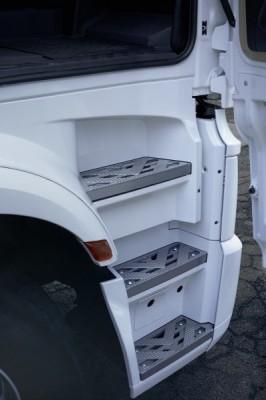 Actros F detail - Actros F, exterior, entry steps Actros F detail