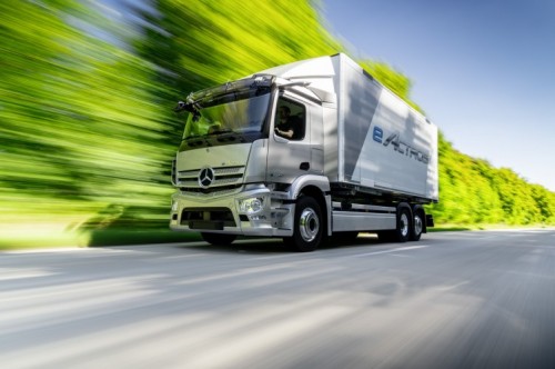 eActros Mercedes-Benz - Seit 2018 ist der schwere, batterieelektrische eActros im intensiven Kundeneinsatz. Die Erkenntnisse aus der Kundenerprobung fließen direkt in die Serienentwicklung des lokal CO2-neutralen E-Lkw für den urbanen Verteilerverkehr. Geplanter Start der Serienproduktion ist ab 2021. The heavy, battery-electric eActros is in intensive customer testing since 2018. The findings from these trials flow directly into the series development of the locally CO2-neutral e-truck for distribution in urban areas. The planned start of series production is in 2021. eActros Mercedes-Benz