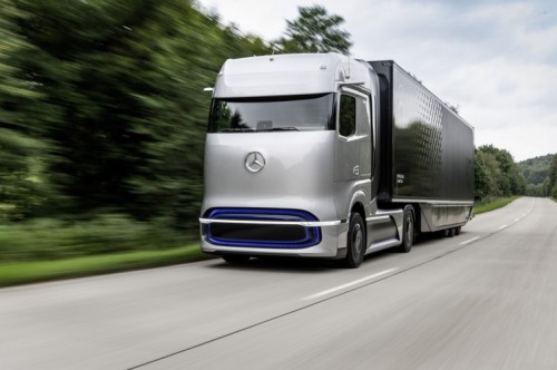 GenH2 Mercedes-Benz Waterstoftruck - Mit dem Mercedes-Benz GenH2 Truck präsentiert Daimler Trucks sein Konzept für ein brennstoffzellenbetriebenes Langstreckenfahrzeug für flexible und anspruchsvolle Einsätze mit Blick auf Strecken, Entfernungen und Nutzlast. Start der Serienproduktion ist für die zweite Hälfte der 2020er Jahre geplant. With the Mercedes-Benz GenH2 Truck Daimler Trucks presents its concept for a fuel cell powered long-haul vehicle for flexible and demanding operations in terms of routes, distances and payload. Series production start of the GenH2 truck is planned for the second half of the 2020s. GenH2 Mercedes-Benz Waterstoftruck