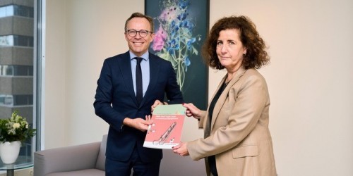 Foto_website_HEO_verkenning - Den Haag, 11 oktober 2021 - Aanbieding Rapport Verkenningscommissie HEO aan Minister Ingrid van Engelshoven van Onderwijs, Cultuur en Wetenschappen (D66) door Maurice Limmen van de Vereniging Hogescholen. Foto: Phil Nijhuis Foto_website_HEO_verkenning
