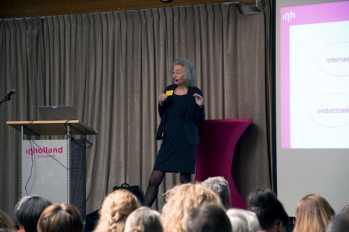 Nienke van der Voort, Inholland-docent en –onderzoeker en projectleider van het LEF-project, presenteert de onderzoeksresultaten - Symposium Somatiek en Leefstijl in de GGZ Nienke van der Voort, Inholland-docent en –onderzoeker en projectleider van het LEF-project, presenteert de onderzoeksresultaten