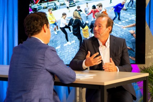 Donatello Piras in gesprek met Inholland-collegevoorzitter Bart Combee - Jaaropening Hogeschool Inholland 2021-2022 en finale 24 uurs Onderwijsbattle Connect to Create Donatello Piras in gesprek met Inholland-collegevoorzitter Bart Combee