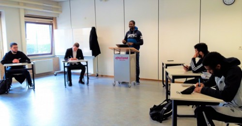 Jaïr Rudge is tegen de stelling 'gratis studeren' tijdens de finale - Logos, pathos, ethos: coronaproof debattoernooi in Diemen Jaïr Rudge is tegen de stelling 'gratis studeren' tijdens de finale