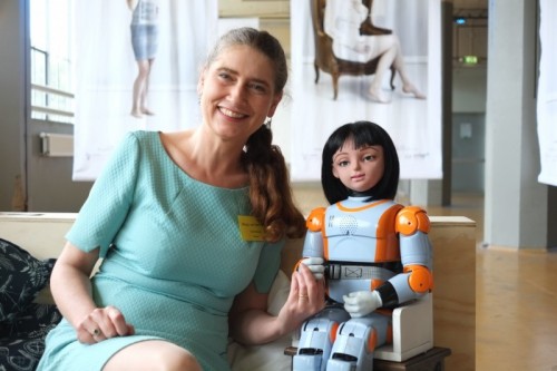 Robot Alice en onderzoeker Margo van Kemenade Robot Alice en onderzoeker Margo van Kemenade