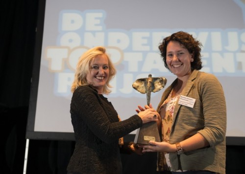 inister Bussemaker (l) overhandigt Pabo-student Michelle Schoenmaker de OnderwijsToptalentPrijs 2016. - OnderwijsTopTalentPrijs 2016 inister Bussemaker (l) overhandigt Pabo-student Michelle Schoenmaker de OnderwijsToptalentPrijs 2016.