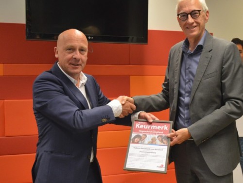 Assessmentcentrum Pabo Inholland ontvangt kwaliteitskeurmerk - Willem van Raaijen, directeur Hobéon, reik het keurmerk uit aan Inholland-collegelid Huug de Deugd Assessmentcentrum Pabo Inholland ontvangt kwaliteitskeurmerk