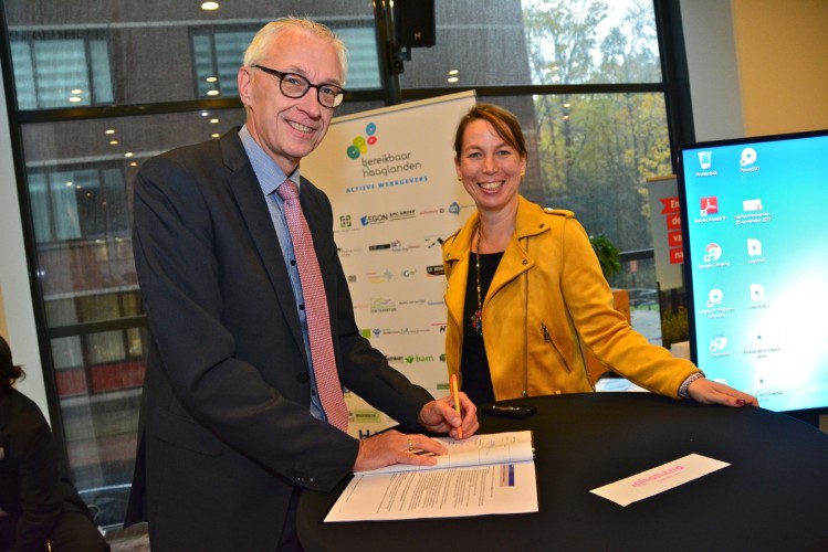 Collegelid+Huug+de+Deugd+ondertekent+het+convenant+Bereikbaarheid+Haaglanden+namens+Inholland.+Op+de+foto+rechts+Astrid+Homan%2C+mobiliteitsmakelaar+van+Bereikbaar+Haaglanden.