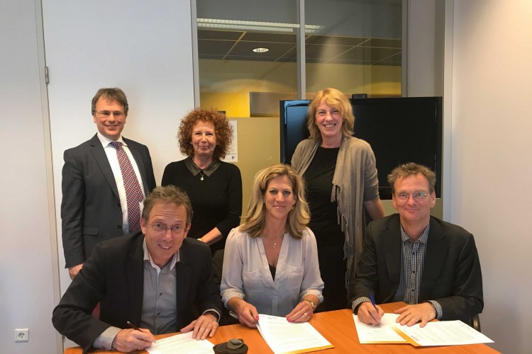 Van+links+naar+rechts%3A+drs.+Dedan+Schmidt%2C+opleidingsmanager+Verpleegkunde%2C+drs.+Wim+Polderman%2C+directeur+VUmc+Academie%2C+drs.+Margreeth+van+der+Meijde%2C+directeur+Instituut+voor+Onderwijs+en+Opleiden+en+vice-decaan+Onderwijs+VUmc%2C+Katinka+Rademaker%2C+teamleider+opleiding+Verpleegkunde+drs.+Heleen+Jumelet%2C+directeur+Domein+Gezondheid%2C+Sport+en+Welzijn+en+Edwin+Pompe%2C+zorgmanager+VUmc.
