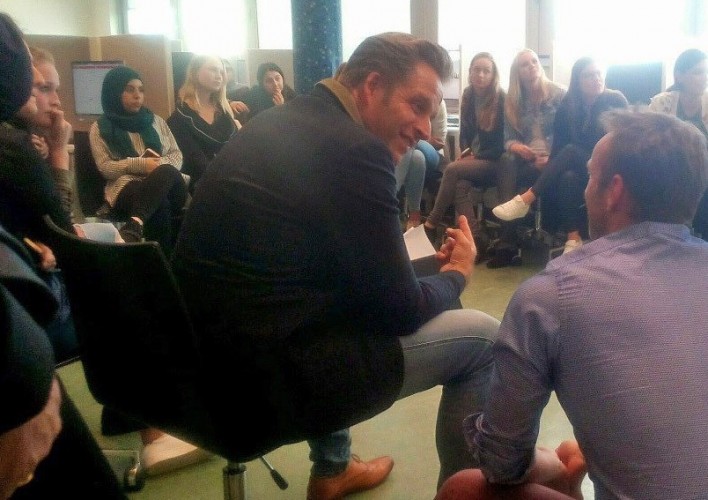 De+Rotterdamse+wethouder+Hugo+de+Jonge+%28Onderwijs%2C+Jeugd+en+Zorg%29+met+doorstroomstudenten+mbo-pabo