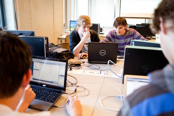 Studenten+achter+hun+laptops