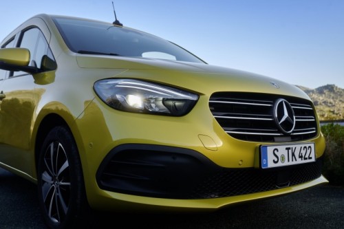 2021-11-25_Image_22C0092-016 - Die neue Mercedes-Benz T-Klasse – Exterieur, limonitgelb metallic, Mercedes-Benz T 180 d // The new Mercedes-Benz T-Class – Exterior, limonite yellow metallic, Mercedes-Benz T 180 d 2021-11-25_Image_22C0092-016