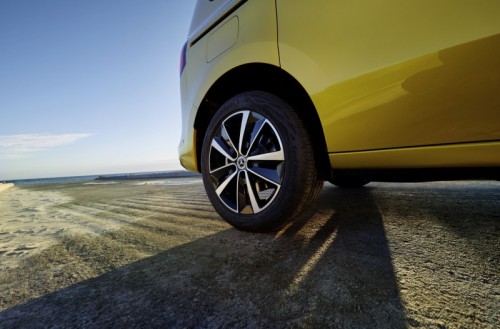 2021-11-29_Image_22C0092-021 - Die neue Mercedes-Benz T-Klasse – Exterieur, limonitgelb metallic, Mercedes-Benz T 180 d // The new Mercedes-Benz T-Class – Exterior, limonite yellow metallic, Mercedes-Benz T 180 d 2021-11-29_Image_22C0092-021