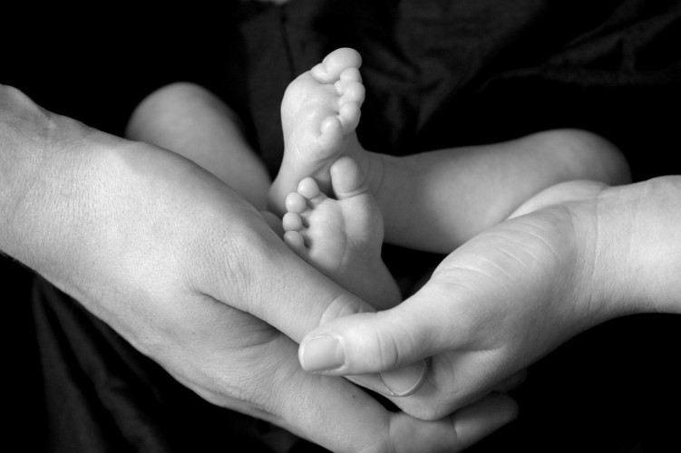 GettyImages-140398889_somber_BabyFeet