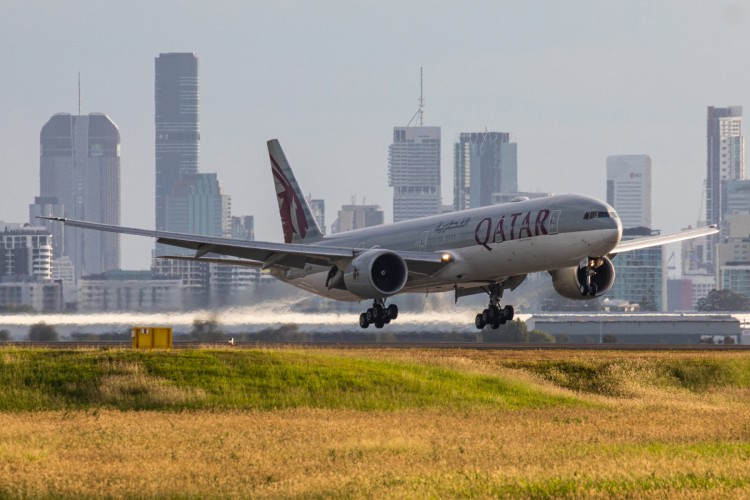 Qatar-BNE-Landing-Plane-Images