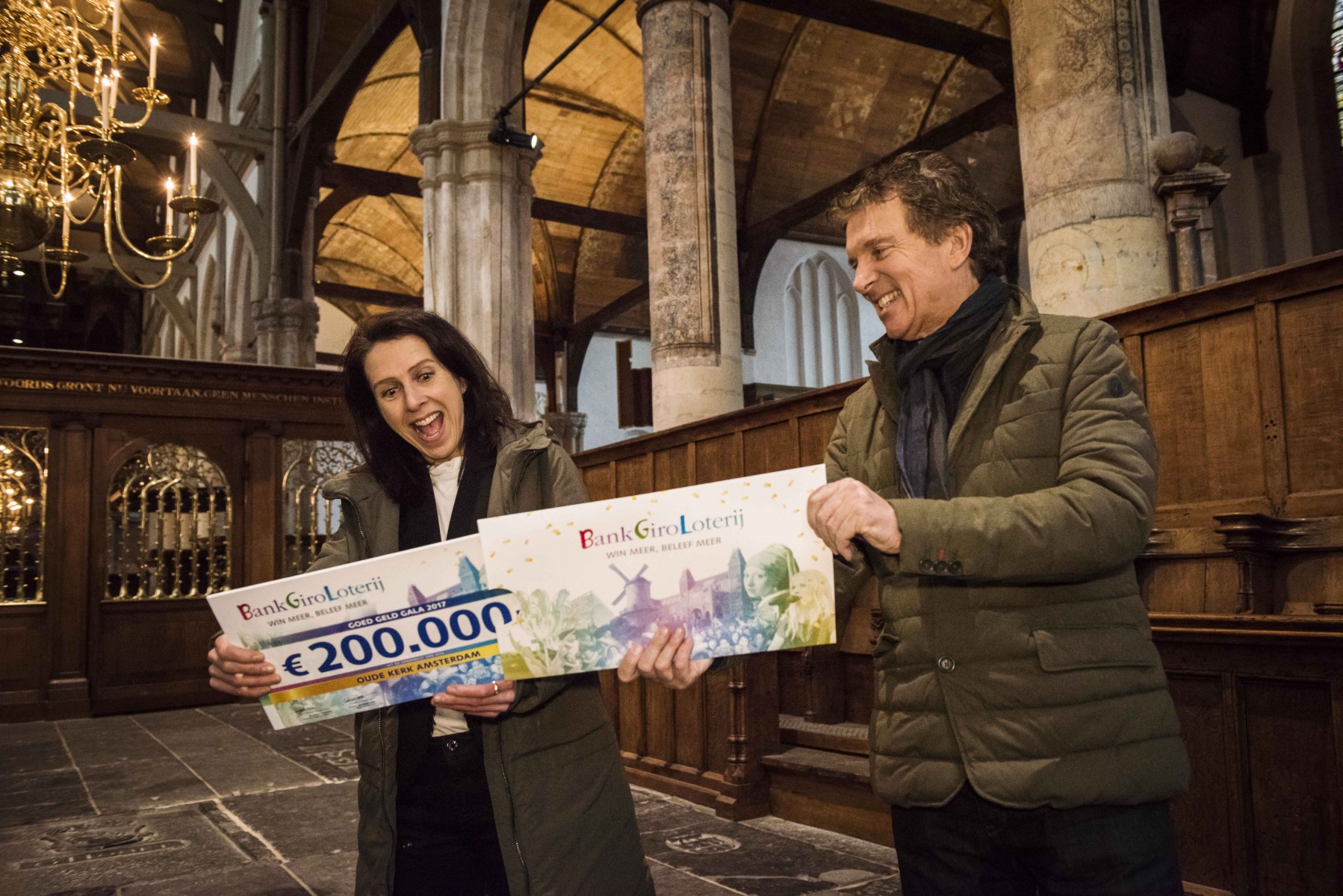 Directeur Jacqueline Grandjean van de Oude Kerk in Amsterdam ontvangt uit handen van BankGiro Loterij-ambassadeur Robert ten Brink een cheque van 200.000 euro. Dankzij deze bijdrage kan de Oude Kerk verschillende kerkruimtes voor het eerst openstellen voor het publiek en de collectie nog beter tentoonstellen Directeur Jacqueline Grandjean van de Oude Kerk in Amsterdam ontvangt uit handen van BankGiro Loterij-ambassadeur Robert ten Brink een cheque van 200.000 euro. Dankzij deze bijdrage kan de Oude Kerk verschillende kerkruimtes voor het eerst openstellen voor het publiek en de collectie nog beter tentoonstellen