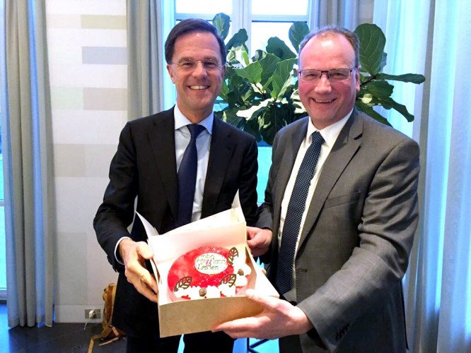Premier+Rutte+krijgt+mboRijnlandtaart+van+Ton+Heerts+van+MBO+Raad