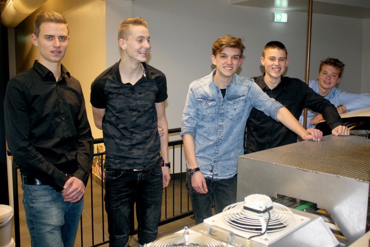 Studenten+bij+siroopwafelfabriek1