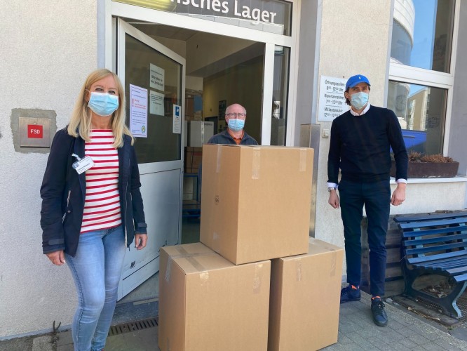 Philipp Mühlbauer (r.) überreicht 10.000 Mundschutzmasken an Uniklinik Essen