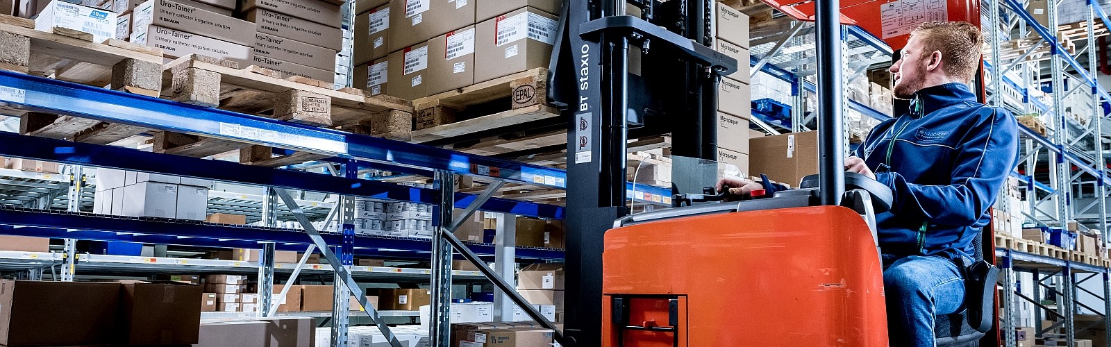 beeldbank intern transport - Heftruck in distributiecentrum beeldbank intern transport
