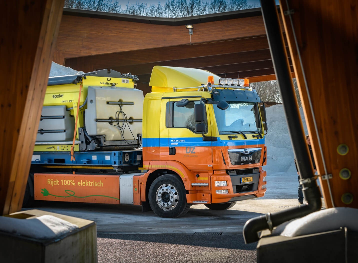 Au total, De Jong Zuurmond dispose de trois MAN eTGM en service, dont l'un a même été utilisé comme véhicule errant au printemps 2021. Au total, De Jong Zuurmond dispose de trois MAN eTGM en service, dont l'un a même été utilisé comme véhicule errant au printemps 2021.
