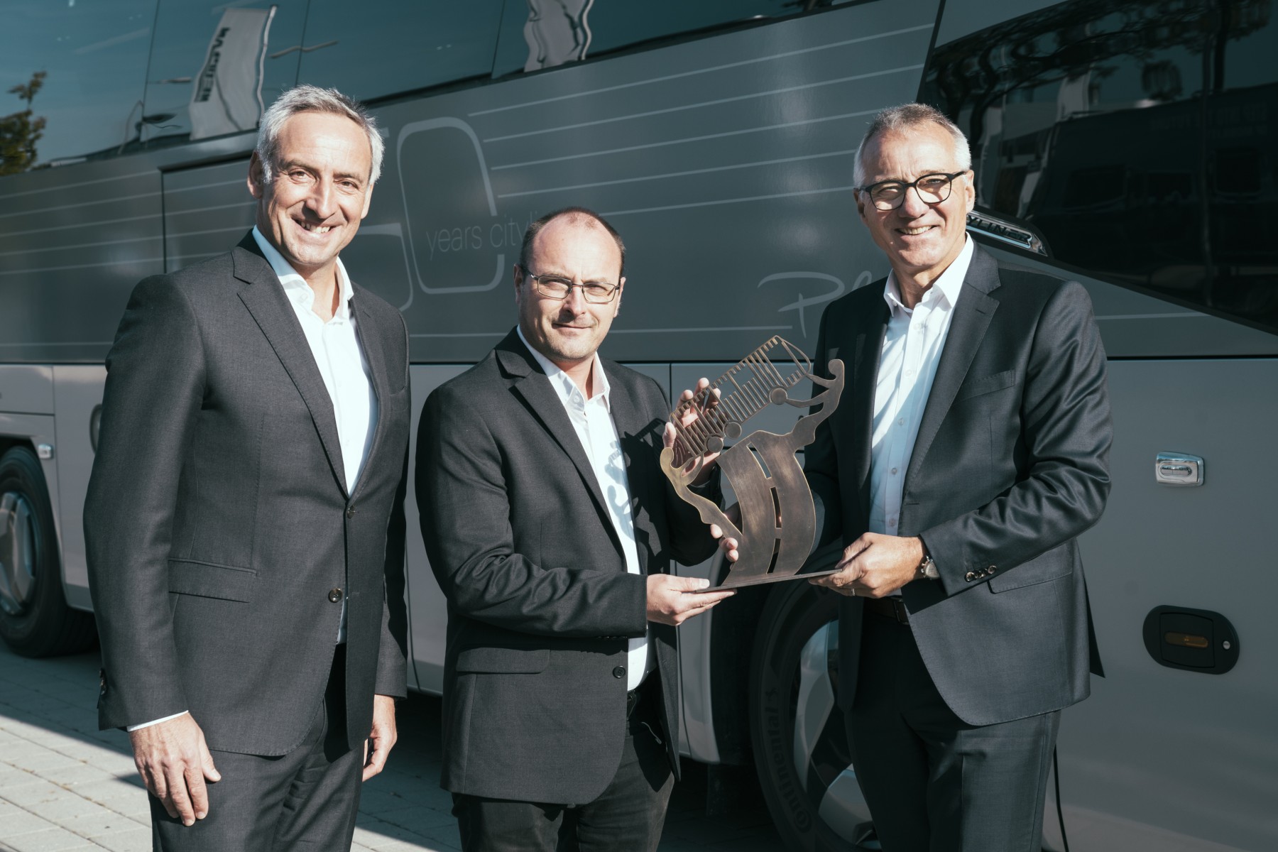 h-bus-eot-neocityliner-coty-2022-handover-01 h-bus-eot-neocityliner-coty-2022-handover-01