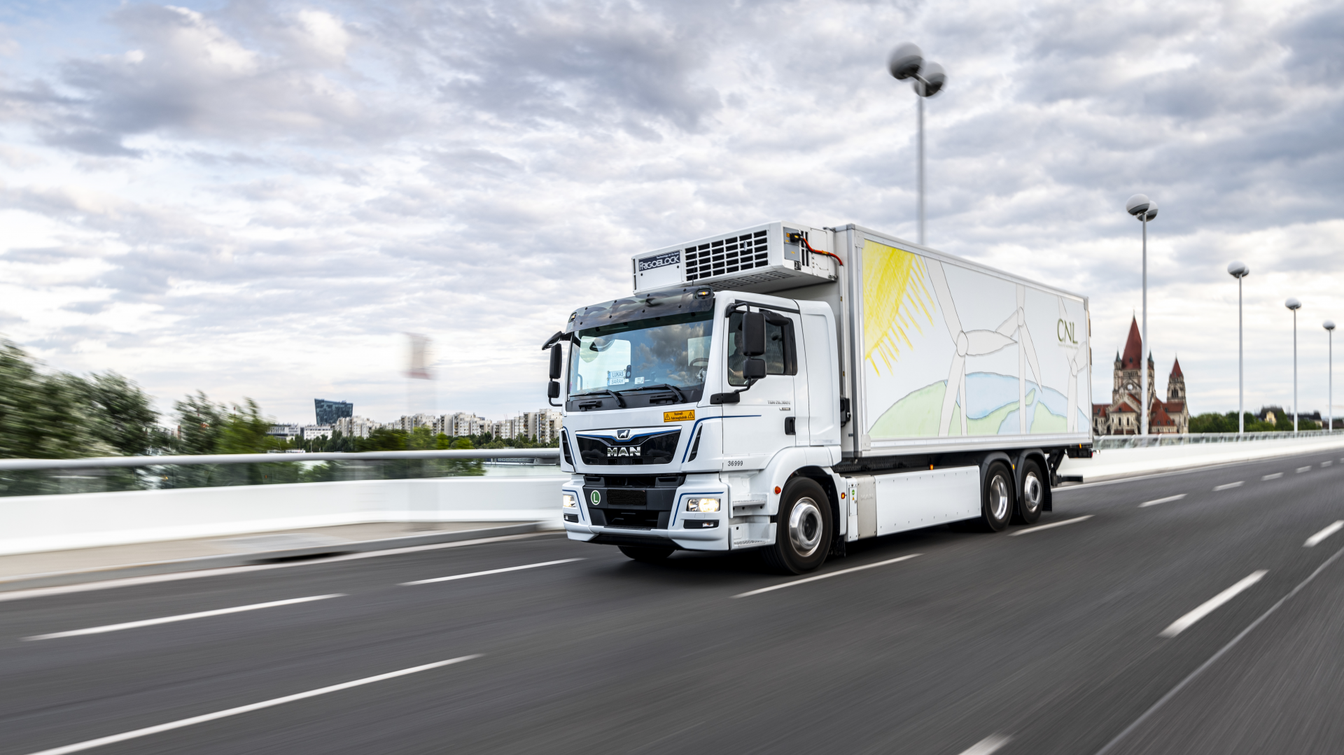 La distribution des produits alimentaires en camion électrique - MAN participe à une étude à Berlin - le MAN eTGM en conditions réelles d’exploitation dans le cadre du projet autrichien CNL, les données obtenues seront exploitées dans l’étude de faisabilité de la fédération T&E « ZeroEmissionsDeliveries - Berlin ». La distribution des produits alimentaires en camion électrique - MAN participe à une étude à Berlin