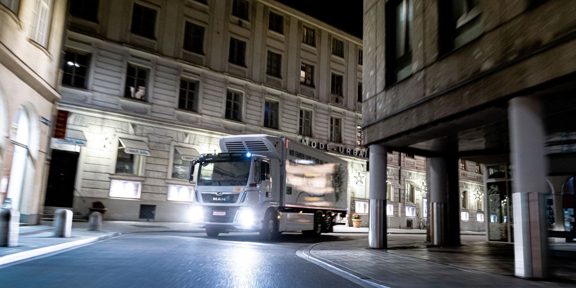 MAN électrifie les livraisons en centre-ville - MAN Truck & Bus contribue au projet ZEUS (Zero Emission off-peak Urban deliverieS l’innovation EIT Urban Mobility avec le camion électrique eTGM pour la distribution des marchandises dans les centres-villes. Les essais dynamiques dans le centre-ville de Munich montrent à quoi pourrait ressembler le transport de distribution à l’avenir. MAN électrifie les livraisons en centre-ville