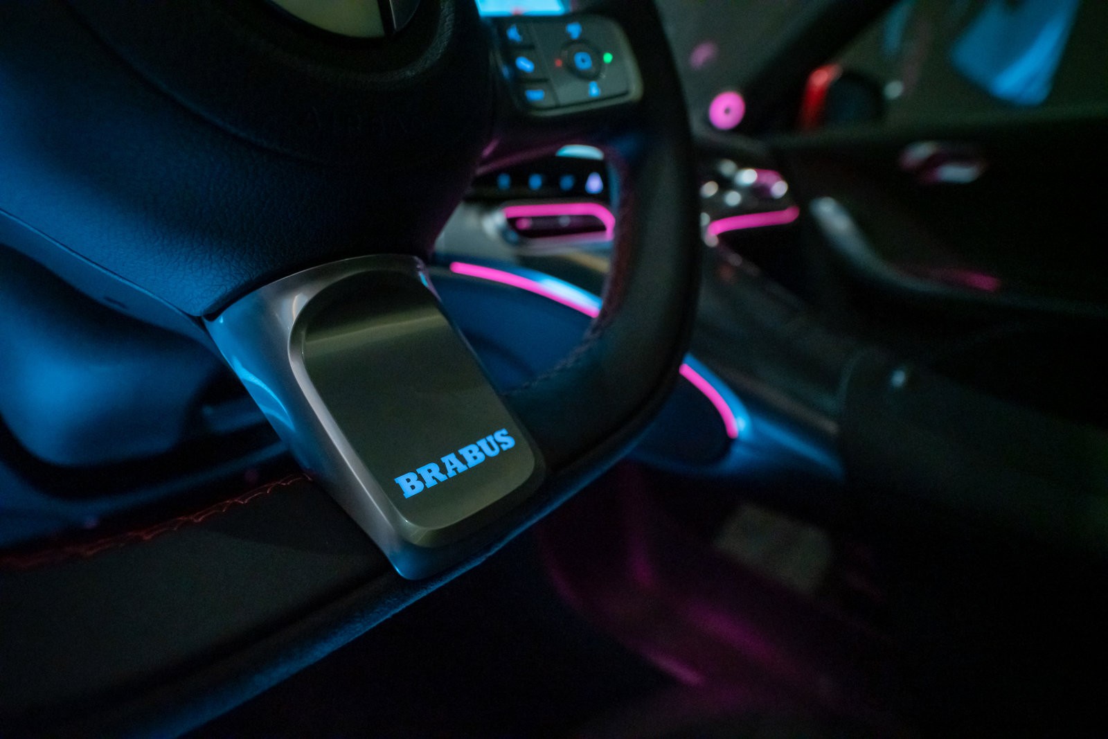 方向盘上带发光效果的BRABUS标识 方向盘上带发光效果的BRABUS标识